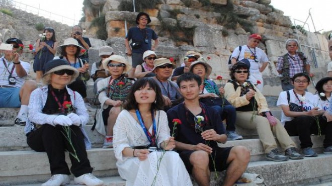 Efes ten ziyaretçilerine Dünya Barış Günü karanfili
