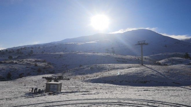 Ege nin kayak merkezine yılın ilk karı düştü!