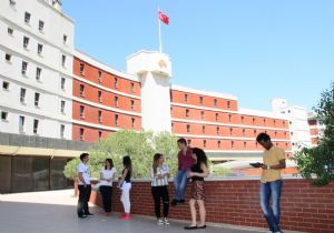 İzmir Ekonomi yeni öğrencilerine kapılarını açtı