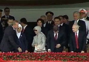 Cumhurbaşkanı Erdoğan ın eli havada kaldı
