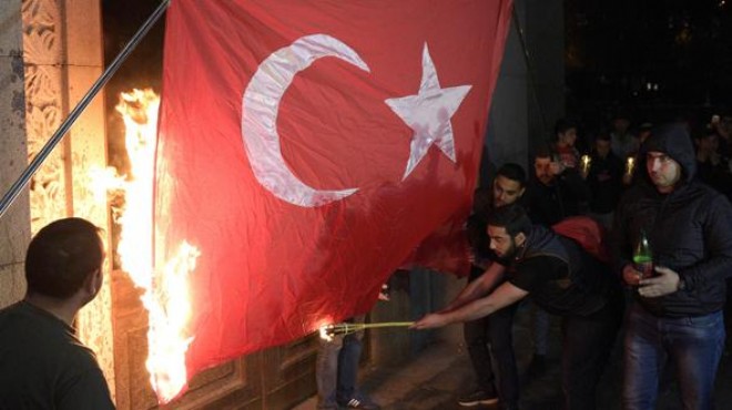 Emenistan ın başkenti Erivan da Türk bayrağı yaktılar