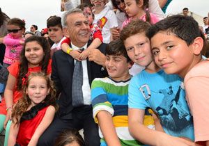 İzmir de çocukların günü: Gündoğdu da büyük şenlik
