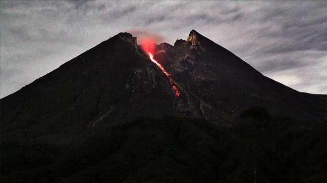 Endonezya da Merapi Yanardağı nda patlama