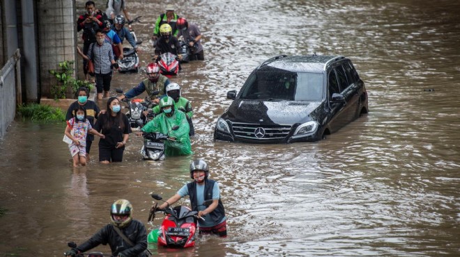 Endonezya da sel ve toprak kayması: 15 ölü