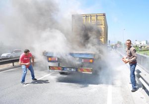 İzmir deki otoyolda TIR yangını: Sadece 2 kişi...