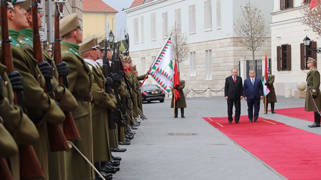 Erdoğan, Budapeşte’de törenle karşılandı