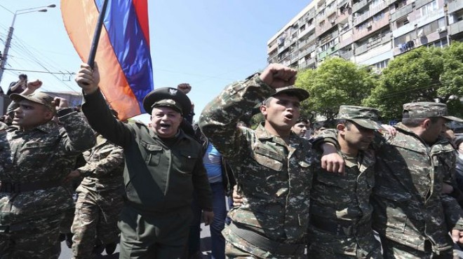 Ermenistan da protestolar: Başbakan istifa etti!