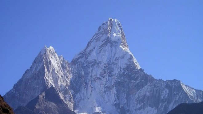 Everest te buzlar eridi, cesetler ortaya çıktı