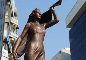 Karşıyaka’nın ‘özgür kadın’ heykeli dimdik ayakta! 