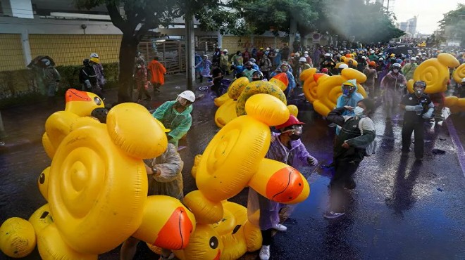 Eylemciler polis müdahalesine karşı şişme ördek kullandı