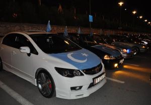İzmir’de modifiye araç sahiplerinde Doğu Türkistan eylemi 