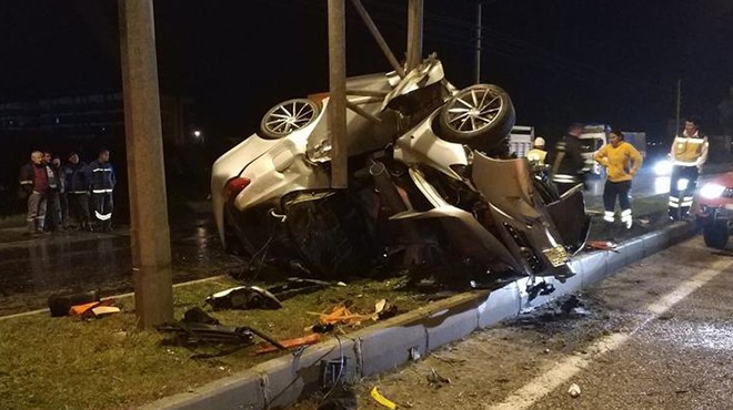 Feci kaza: Otomobil hurdaya döndü