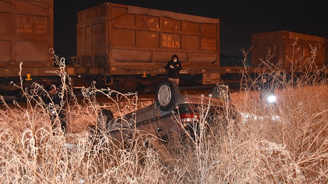 Feci kaza: Otomobile tren çarptı!