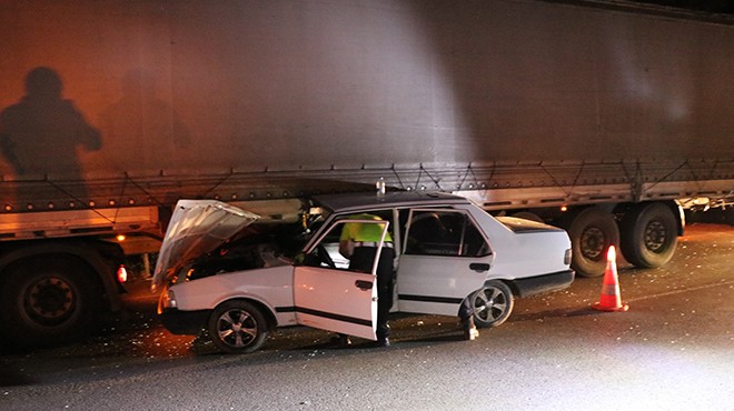 Feci kaza: Tırın altına giren aracın sürücüsü ağır yaralı!