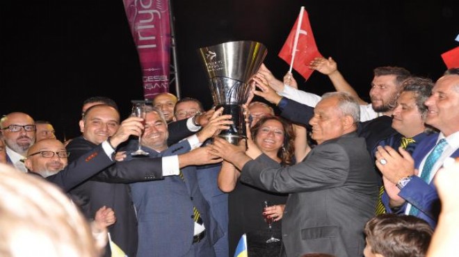 Fenerbahçe den İzmir de Euroleague kupasıyla kutlama