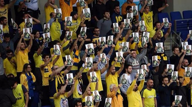 Fenerbahçe tribünleri ‘Kahraman Polis’i unutmadı
