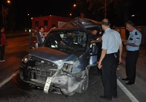 İzmir de ticari araç ağaca çarptı: 3 yaralı 