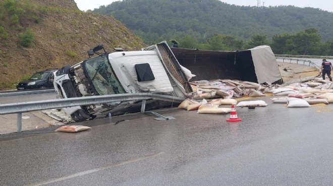 Fethiye de devrilen kamyonun sürücüsü yaralandı