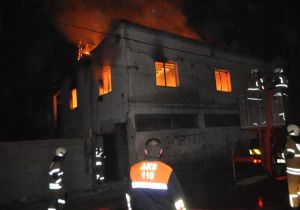 İzmir de korkutan yangın: İki katlı bina kül oldu