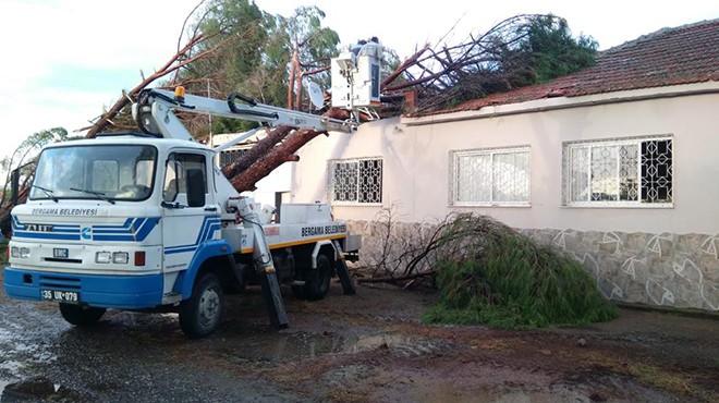 Fırtınanın vurduğu Bergama da belediye ekipleri seferber oldu