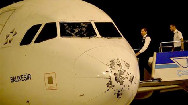 Uçakta yakalandılar: Kokpit camı çatladı!