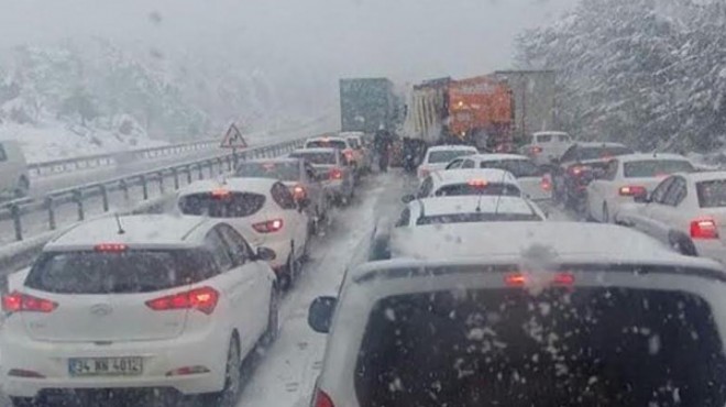 İzmir de kar çilesi: Manisa yolu kapandı, 2 ilçede okullar tatil