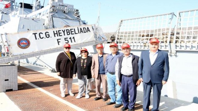 Foça da askeri gemiler vatandaşların ziyaretine açıldı