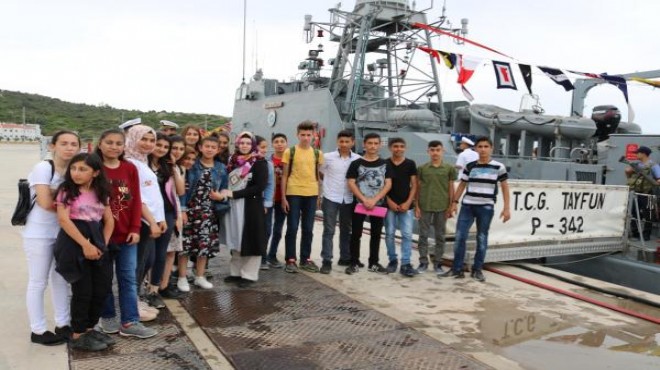 Foça da tatbikata katılan askeri gemilere ziyaret