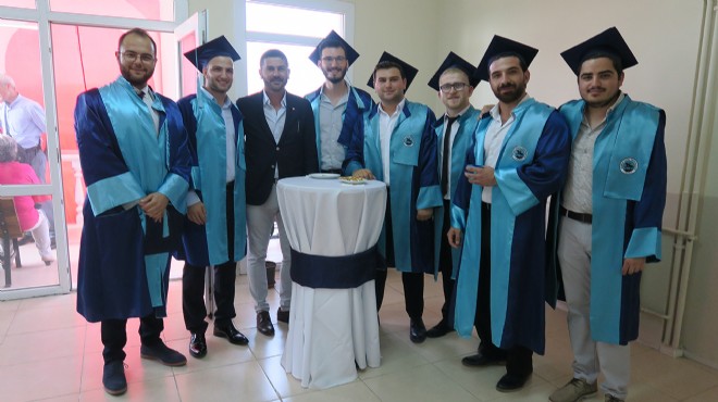 Foça Turizm Fakültesi nde mezuniyet sevinci