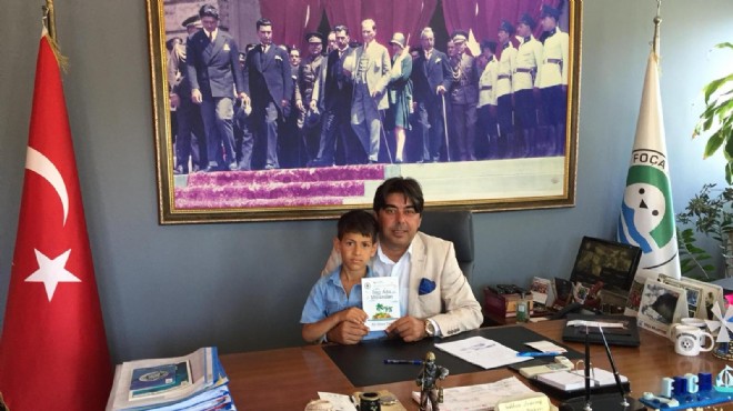 Foçalı 8 yaşındaki yazardan Başkan Demirağ a imza