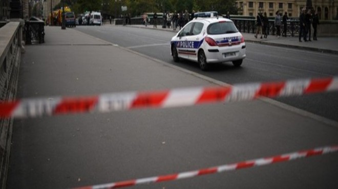 Fransa da polislere bıçaklı saldırı