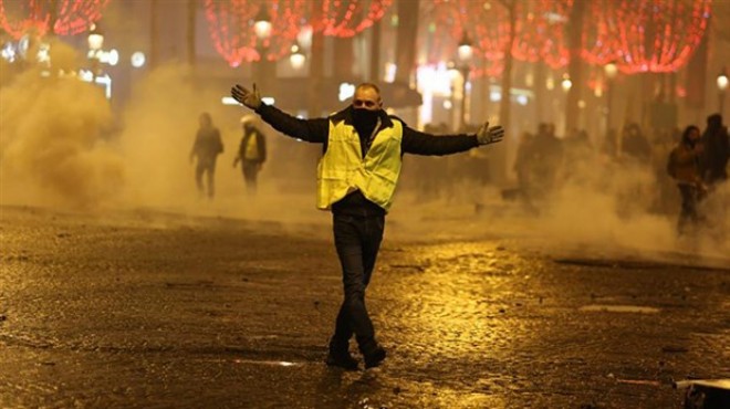 Fransa yine sokakta: Polis müdahale ediyor!