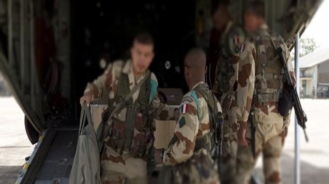Fransız askerlerinden YPG/PKK ya topçu desteği