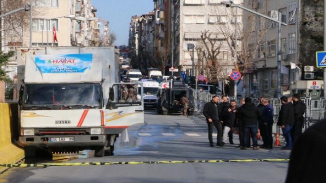 Freni patlayan kamyon İstanbul Emniyeti nin bariyerlerine çarptı