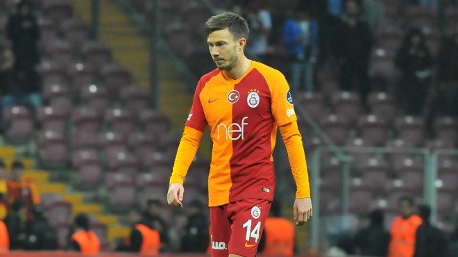 Galatasaray da 4 bek oyuncusu gönderiliyor