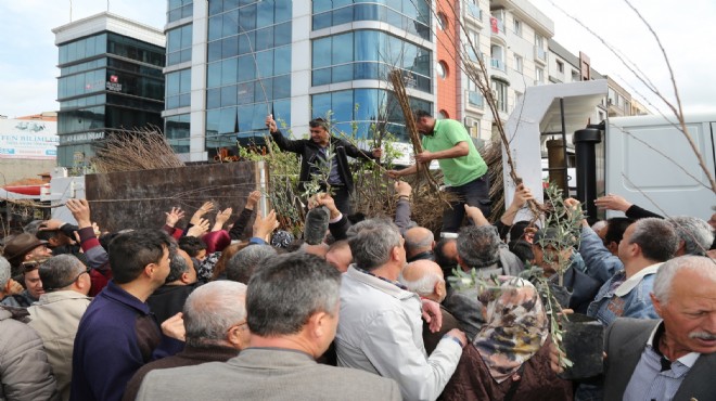 Gaziemir’de yeşil şenlik: Binlerce fidan dağıtıldı