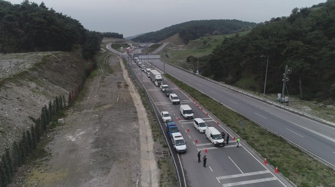 Giriş çıkışların yasaklandığı İzmir de kilometrelerce araç kuyruğu!