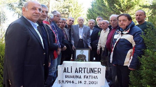 Göztepe Ali Artuner i mezarının başında andı
