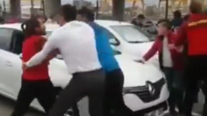 Göztepe de maç çıkışı olay: Futbolcular taraftarla kavga etti!