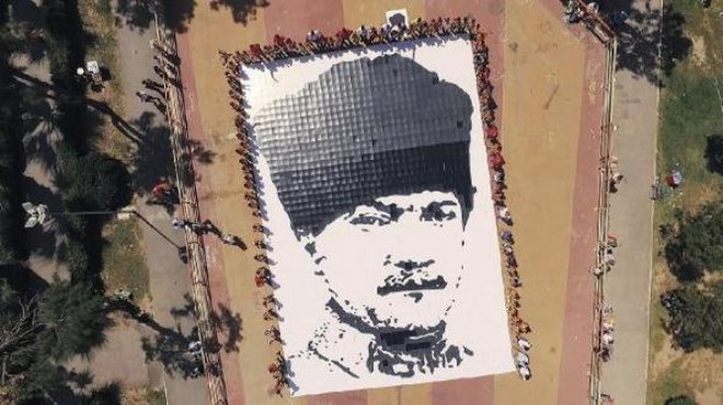 Göztepeli minik futbolcular Atatürk posteri oluşturdu