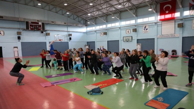 Güzelbahçe de kadınlar  İzmir Marşı  ile spor yapıyor
