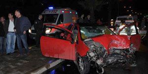 İzmir de alkollü sürücü ağacı devirdi: 4 yaralı!