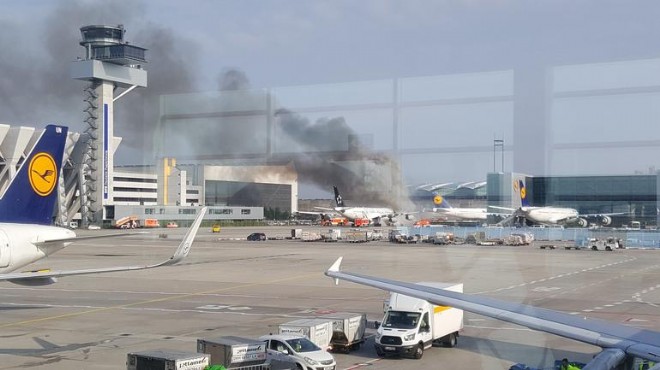 Hava alanında korkutan yangın! Uçak yanıyor