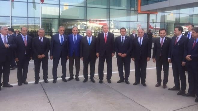 Havaalanında İzmir hatırası: Kocaoğlu da Erdoğan’ı uğurladı
