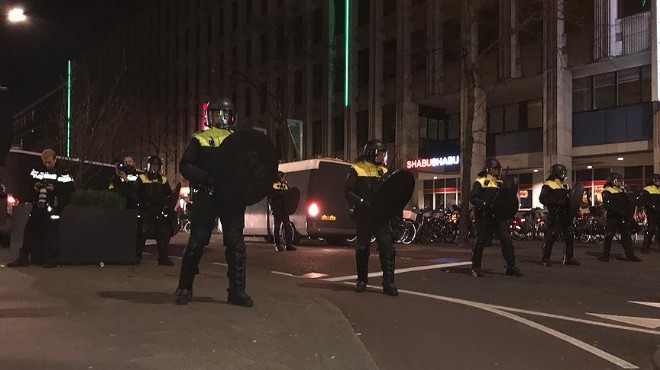 Hollanda polisinden Türk göstericilere müdahale!