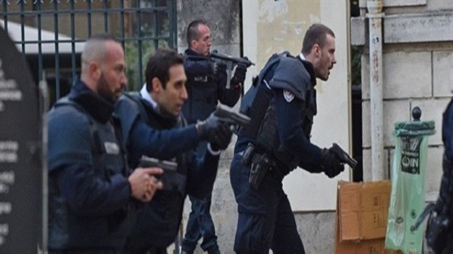 Hollande konuşurken askerin silahlı ateş aldı: 2 yaralı