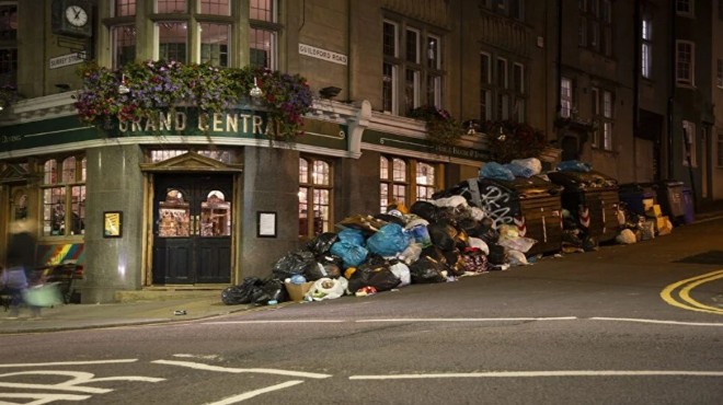 İngiltere de temizlik işçilerinin grevi çöp yığınları oluştu