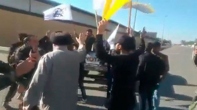 Irak ta ABD Büyükelçiliğini protestocular bastı!