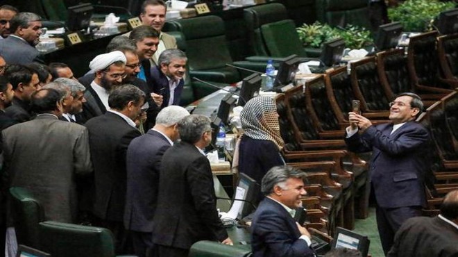 İran da  selfie  gerginliği! Meclis karıştı