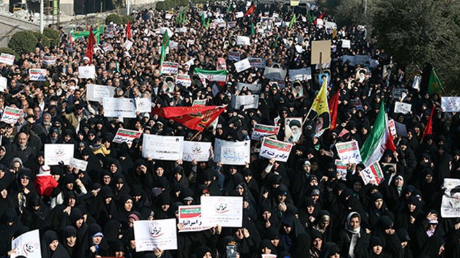 İran durulmuyor! Şimdi de rejim yanlıları sokaklarda